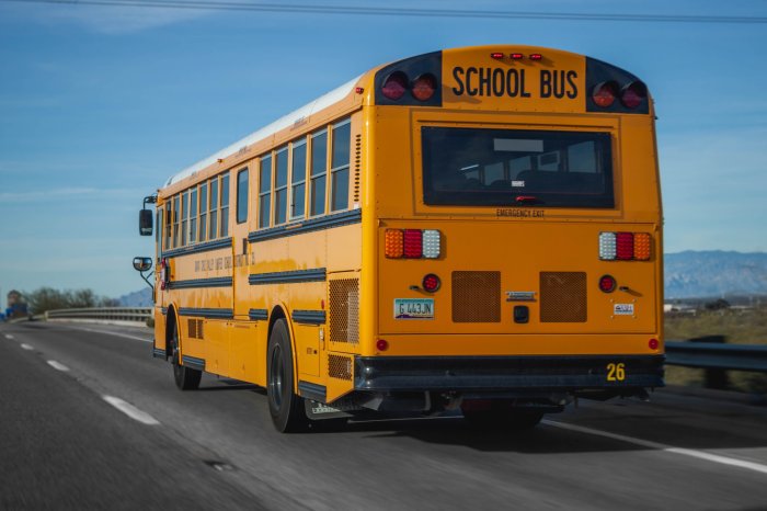 Multa por pasar un bus escolar en la florida